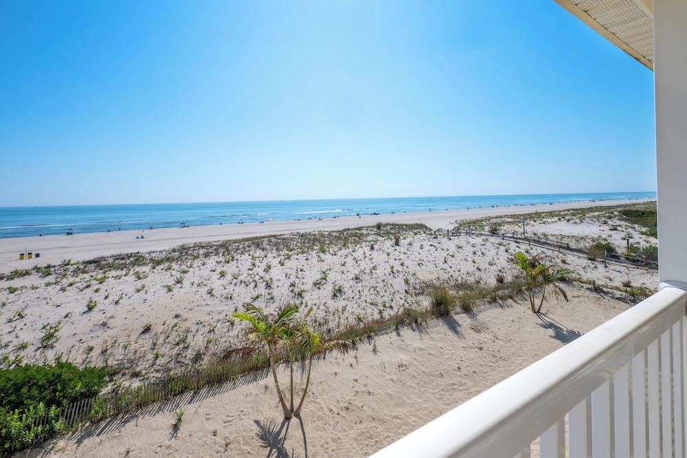 Drifting Sands Oceanfront Hotel 65/70