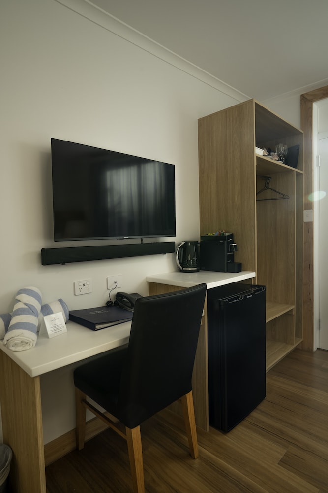AIRLIE BEACH HOTEL 56/70
