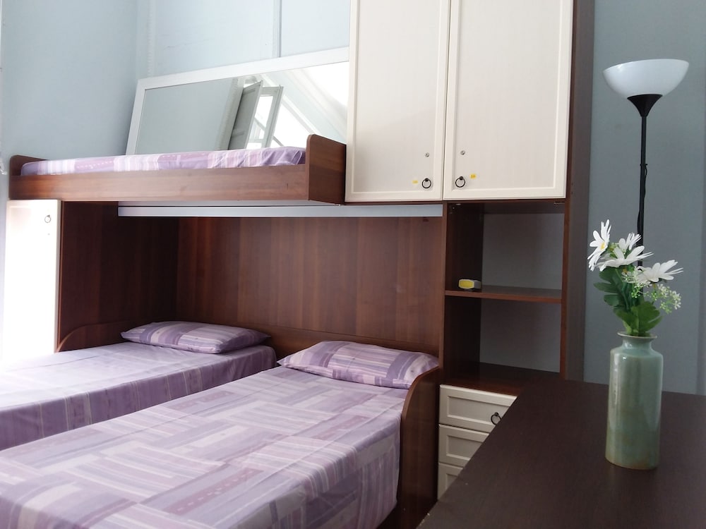 FEMALE DORM, FEMALE ONLY, SHARED BATHROOM