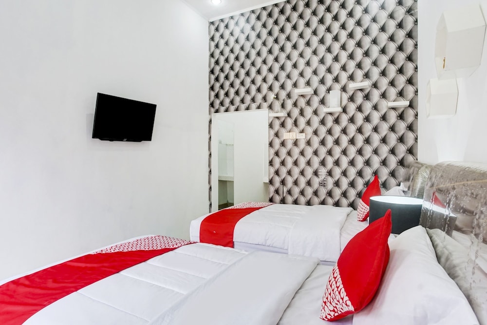 OYO 90124 Oemah Ratu Hostel Syariah 13/28