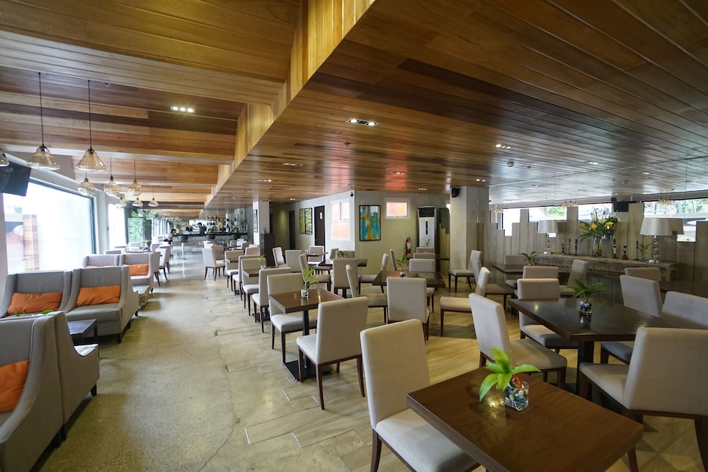 Cebu Uncle Tom's Cabin Hotel 59/66