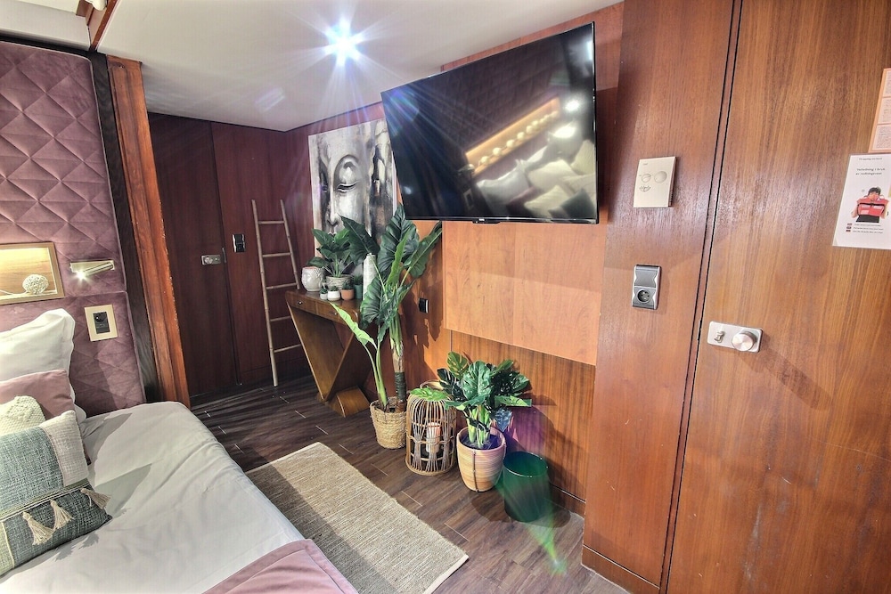 Vip Paris Yacht Hotel