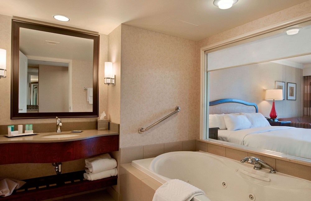 Hilton Niagara Falls/ Fallsview Hotel and Suites 12/49