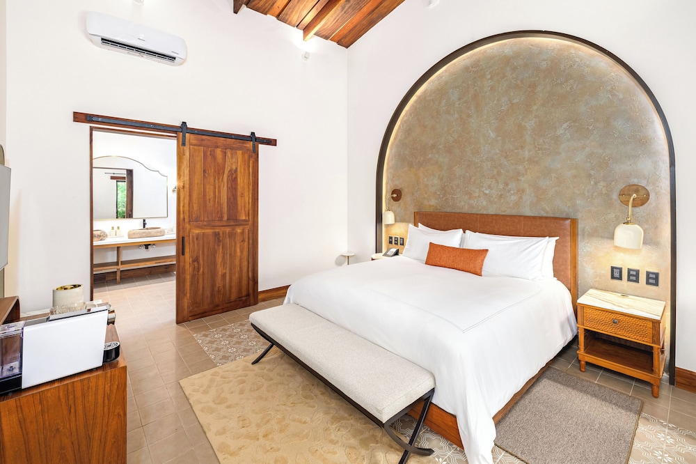 1 Bedroom, Junior Suite, King Bed, Mountain View