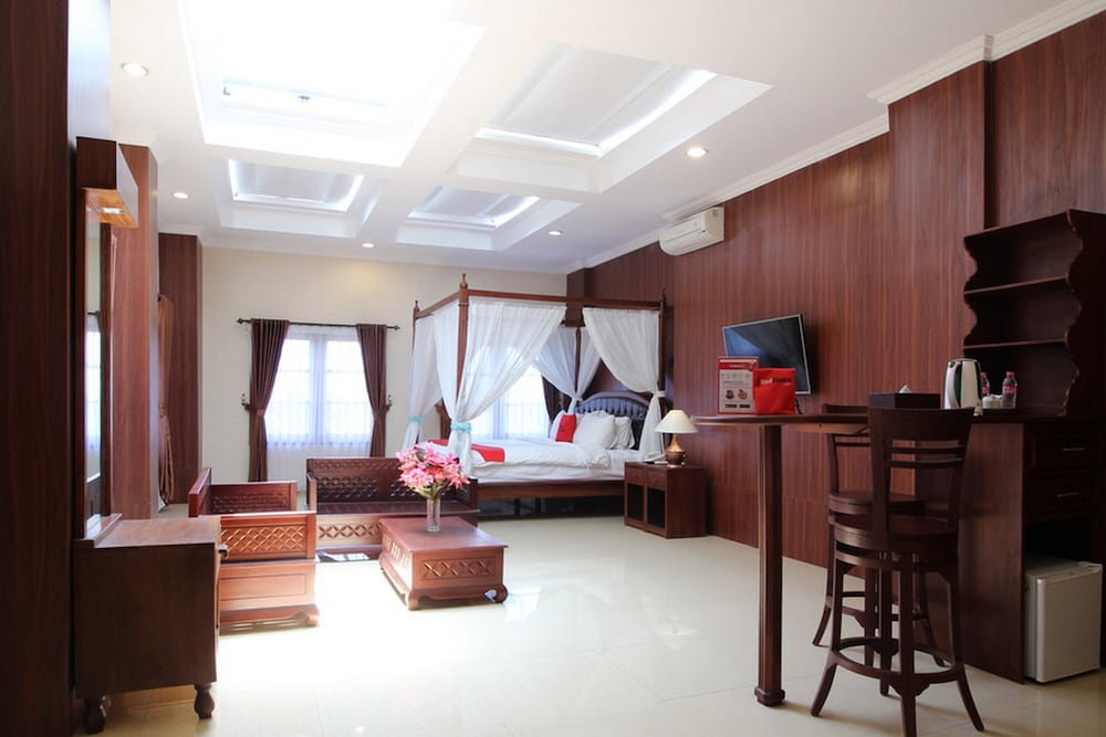 RedDoorz Premium At The Garden Suites Solo 18/23