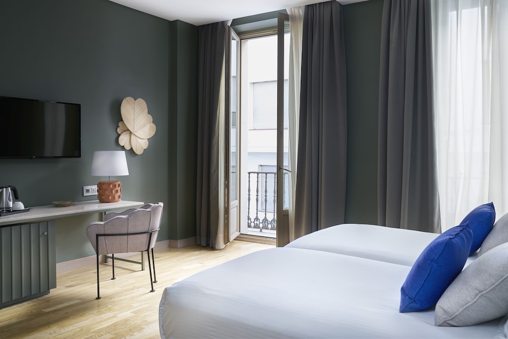 SUPERIOR, WITH EXTRA BED, BALCONY