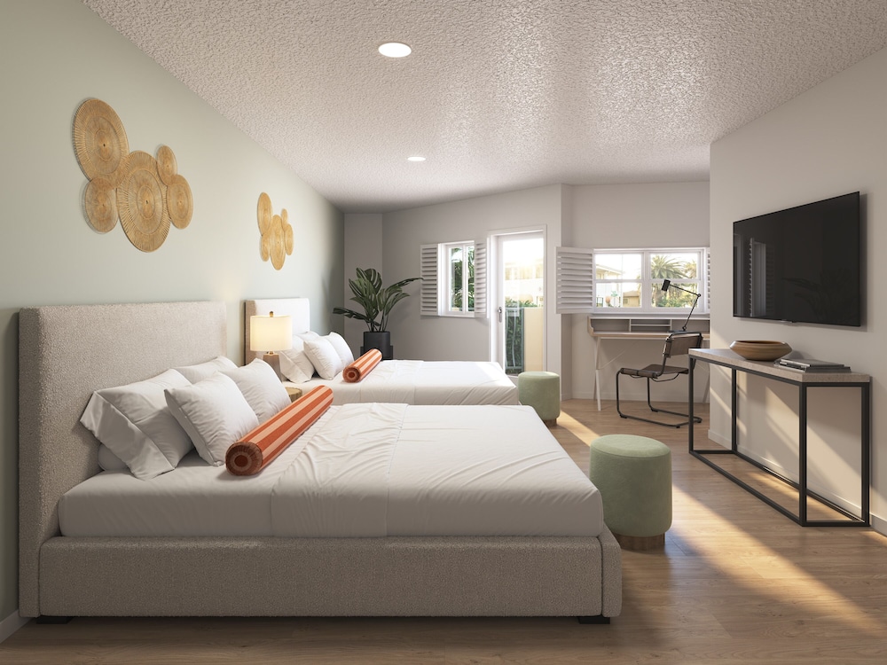 Coastal, 2 Queen Beds, Partial Ocean View, Balcony