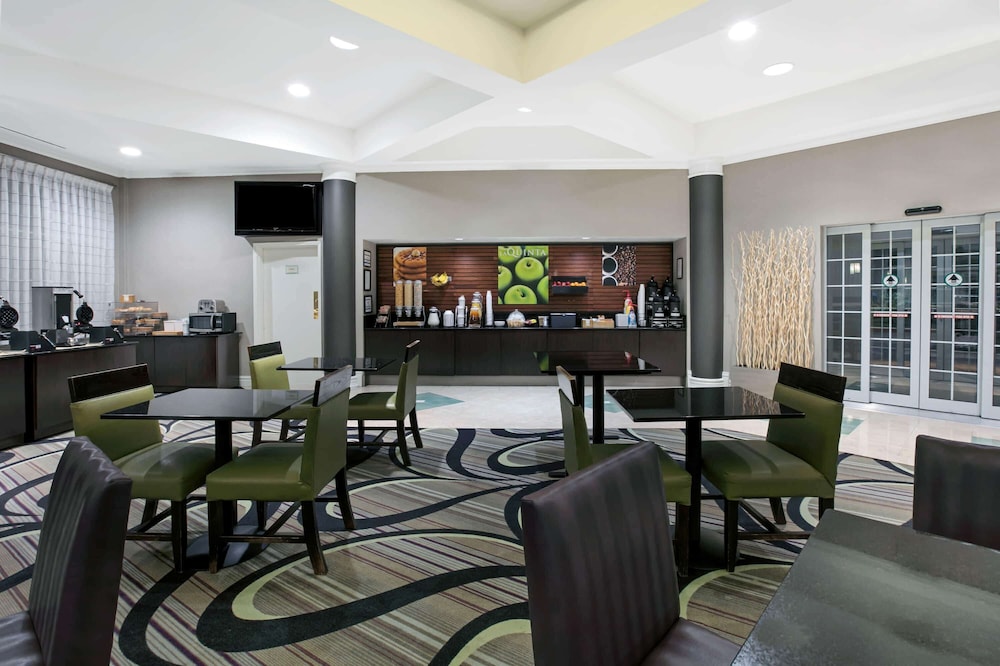 La Quinta Inn & Suites by Wyndham Dallas Arlington South 39/66