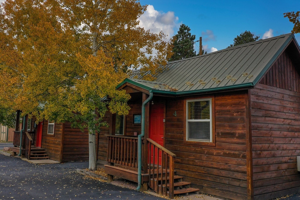 Eagle Fire Lodge Cabins 5/75