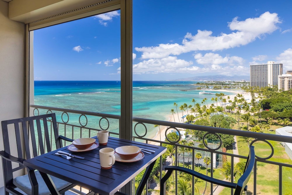 Waikiki Shore by OUTRIGGER 62/81