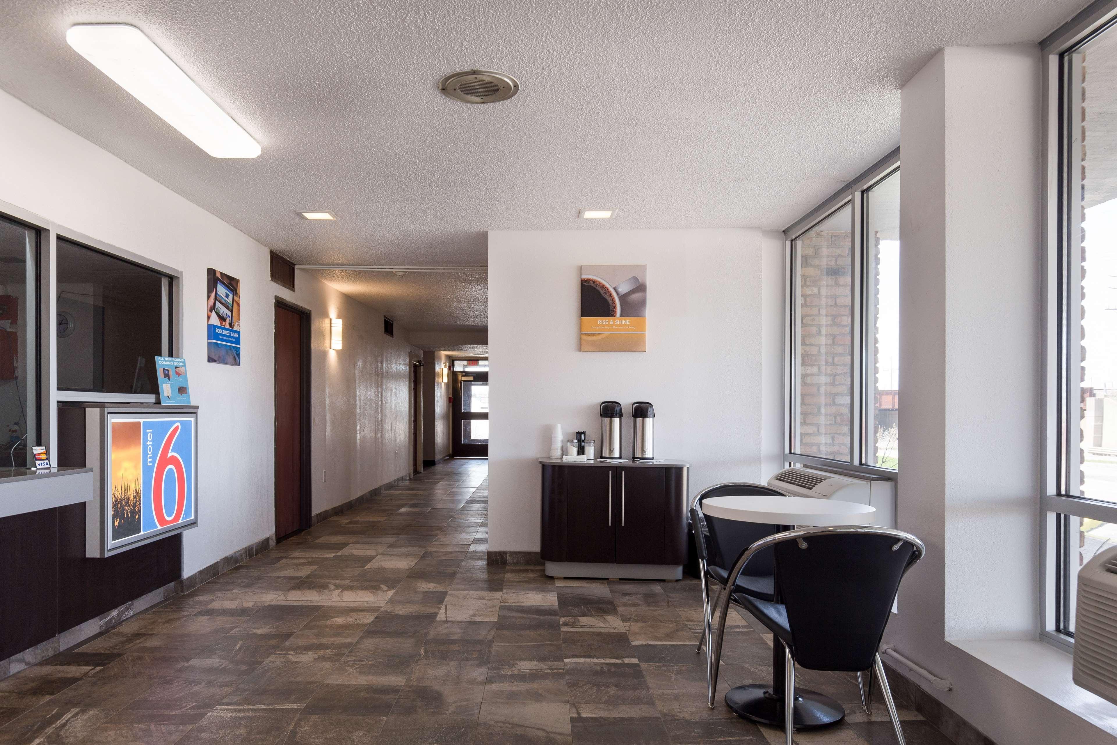 Americas Best Value Inn Lincoln, IL 19/28