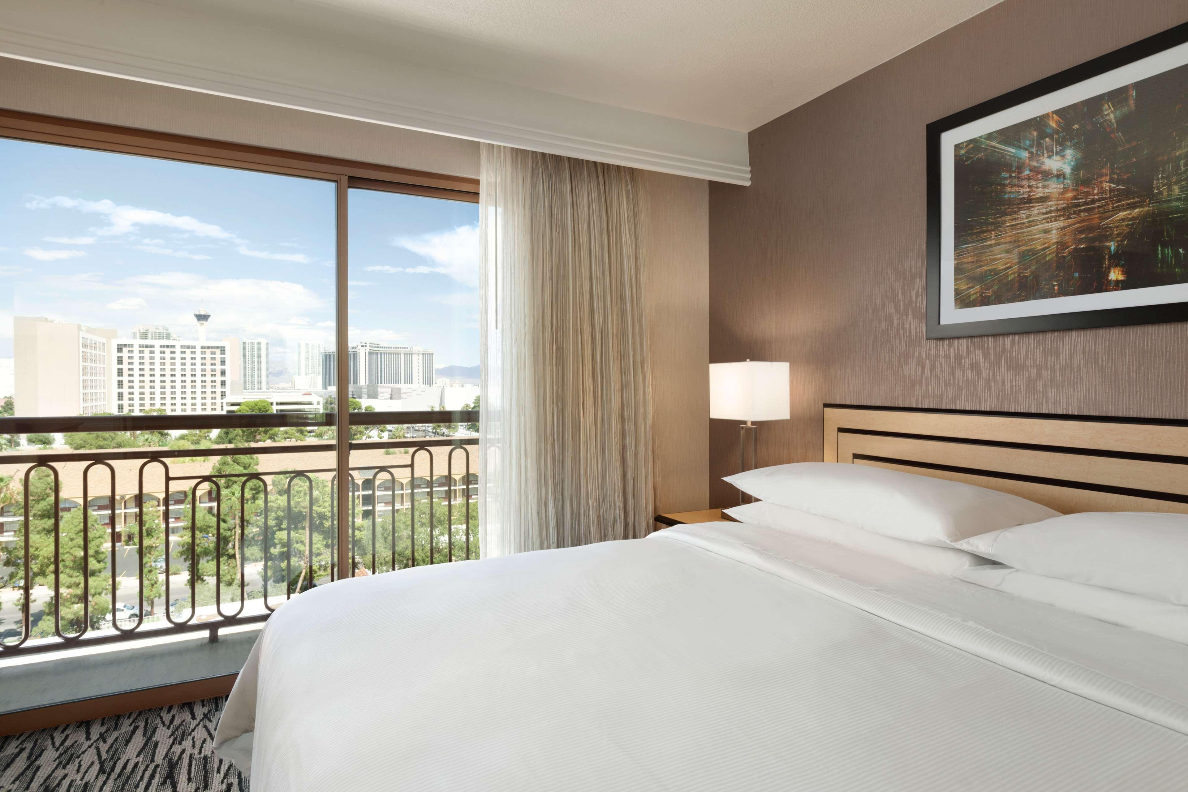 2 ROOMS, SUITE, KING BED, BALCONY