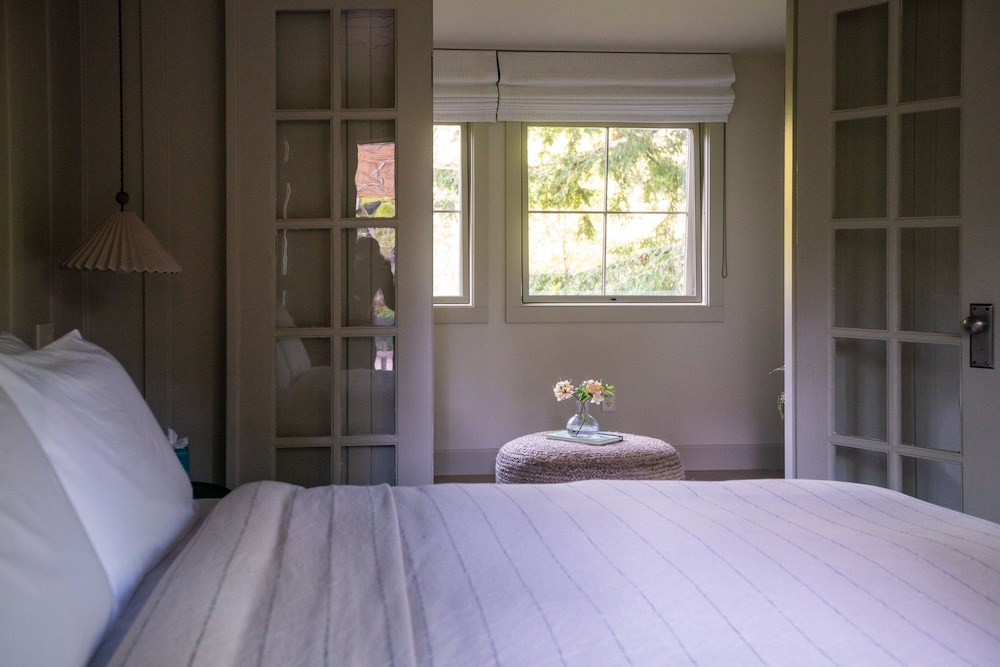 Meadow, Green, Chalet, Queen Bed