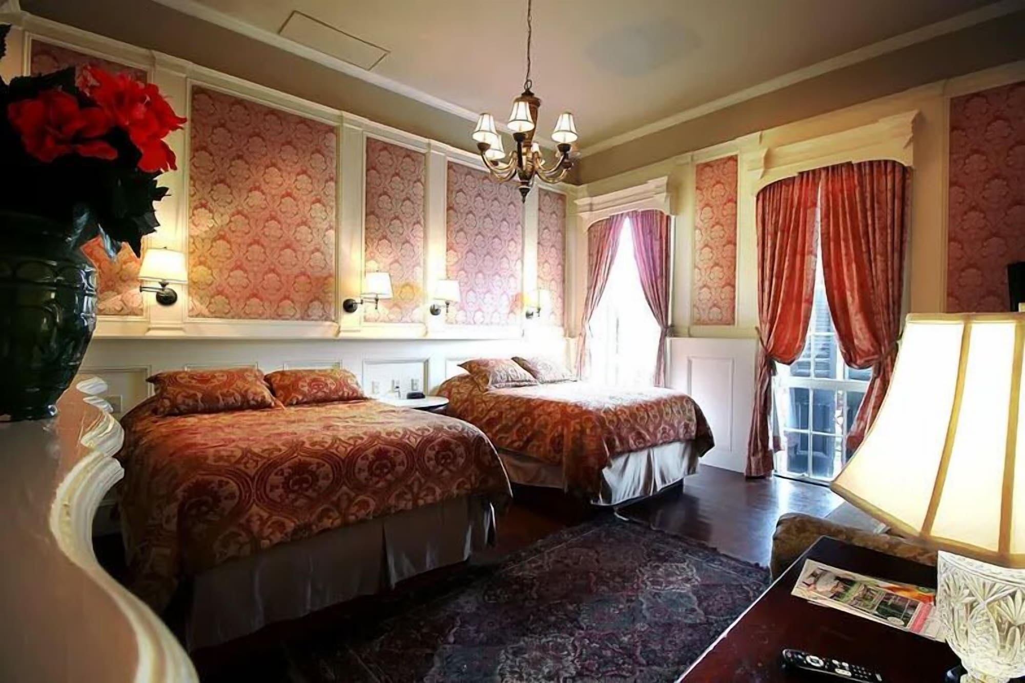 غرفة بسريرين كوين بشرفة، The Olivier House Hotel 2/3