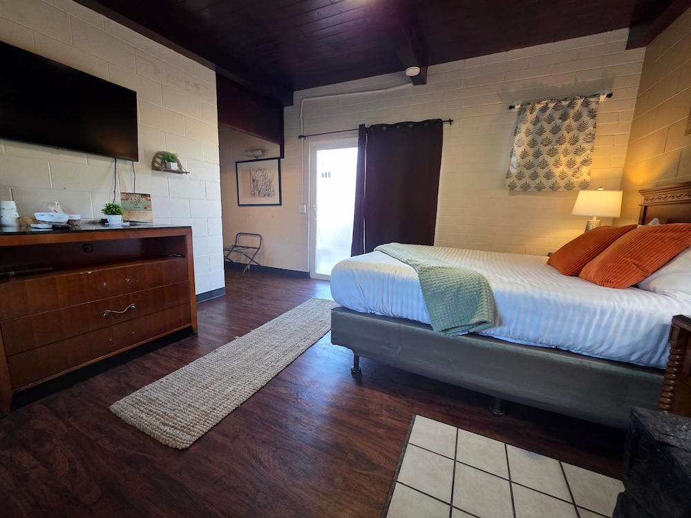 غرفة تقليدية بسرير كوين يُسمح فيها بالحيوانات الأليفة، Sierra Lodge 2/4