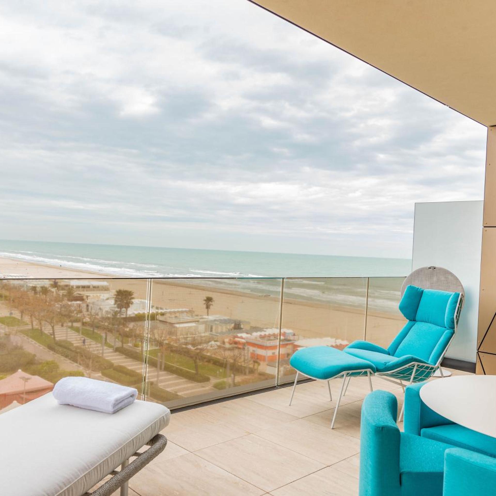 Gold, Suite, Hot Tub, Terrace, Bathtub