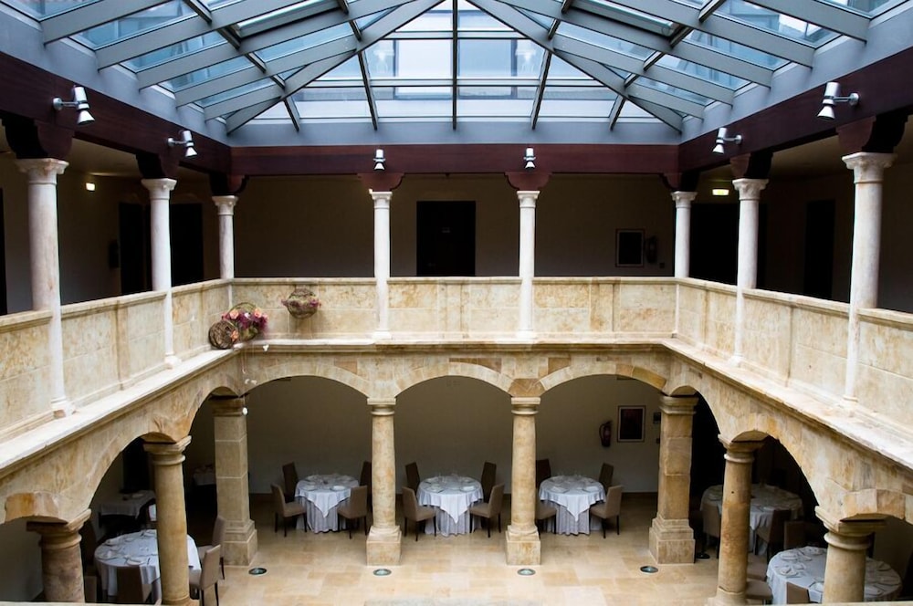 Hotel Palacio de Meras 18/30
