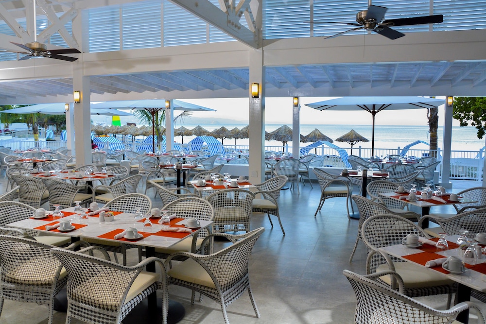 Grand Decameron Cornwall Beach, A Trademark All Inclusive 37/50