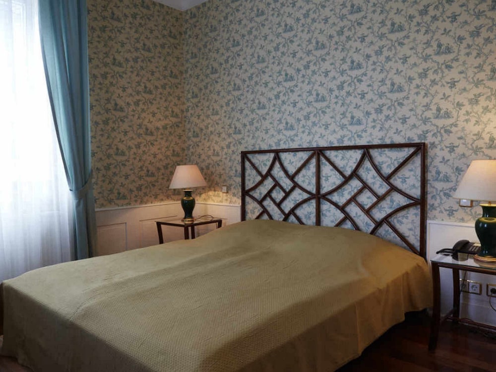 HOTEL SNORRENBURG 8/24