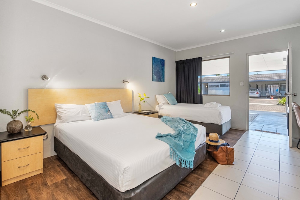 ROOM, 1 QUEEN AND 1 SINGLE BED