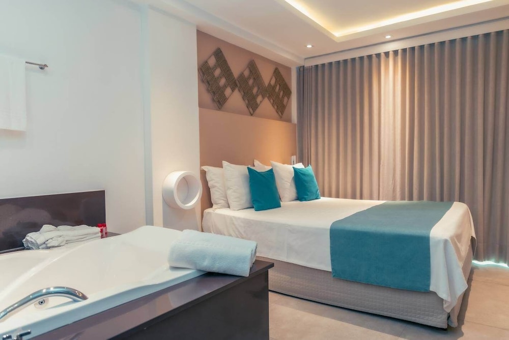 SUPERIOR, SUITE, CITY VIEW, HOT TUB