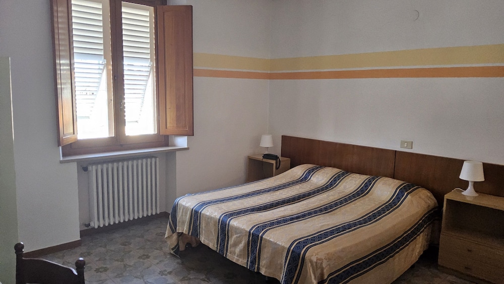 ROOM, QUEEN BED