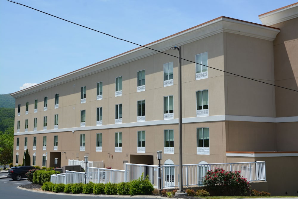HOLIDAY INN EXPRESS SUITES CARYVILLE — 7