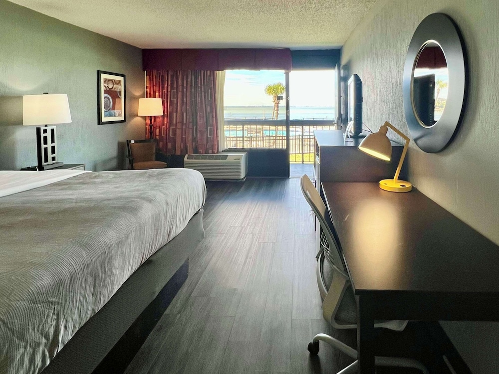 Standard, King Bed, Bay View
