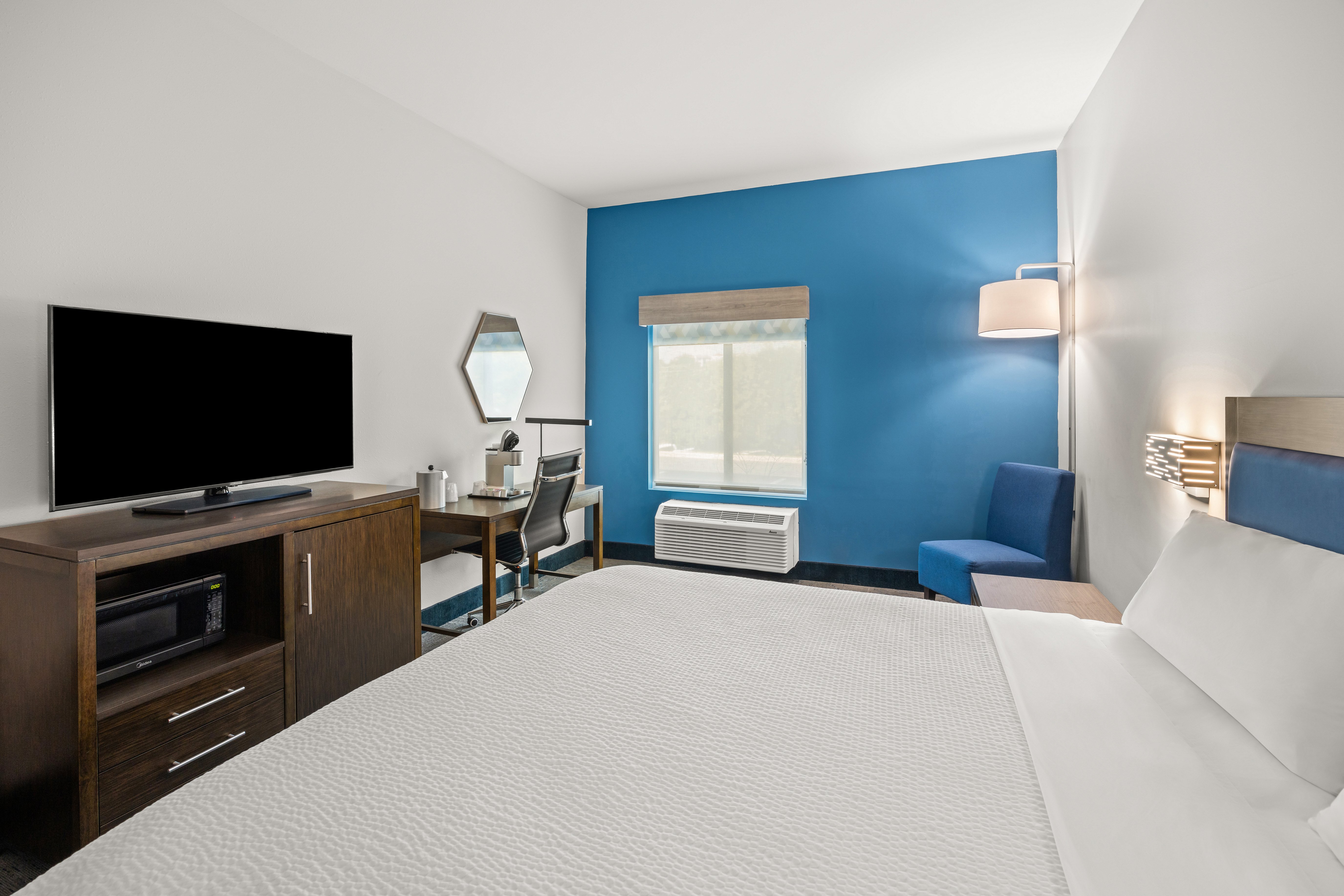 غرفة قياسية بسرير كينج، Holiday Inn Express Asheville Woodfin an IHG Hotel 7/10