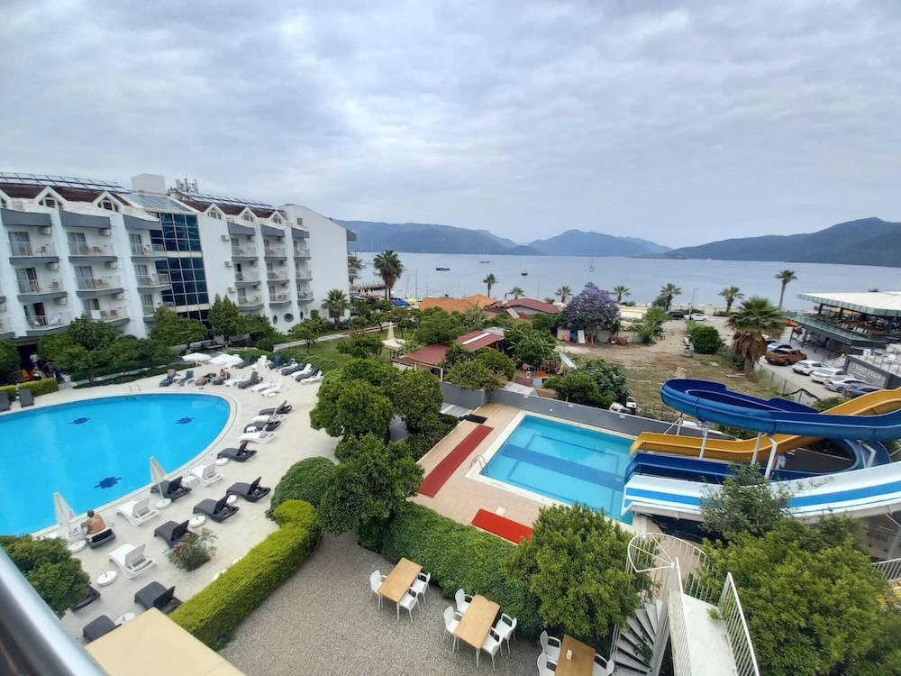 Caprice Beach Hotel 59/67
