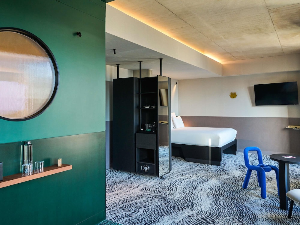 TRIBE Paris Clichy 49/54
