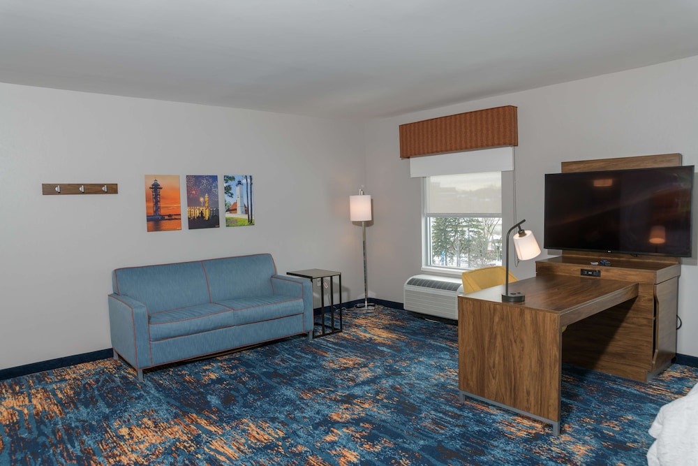 Hampton Inn & Suites Erie Bayfront 45/54