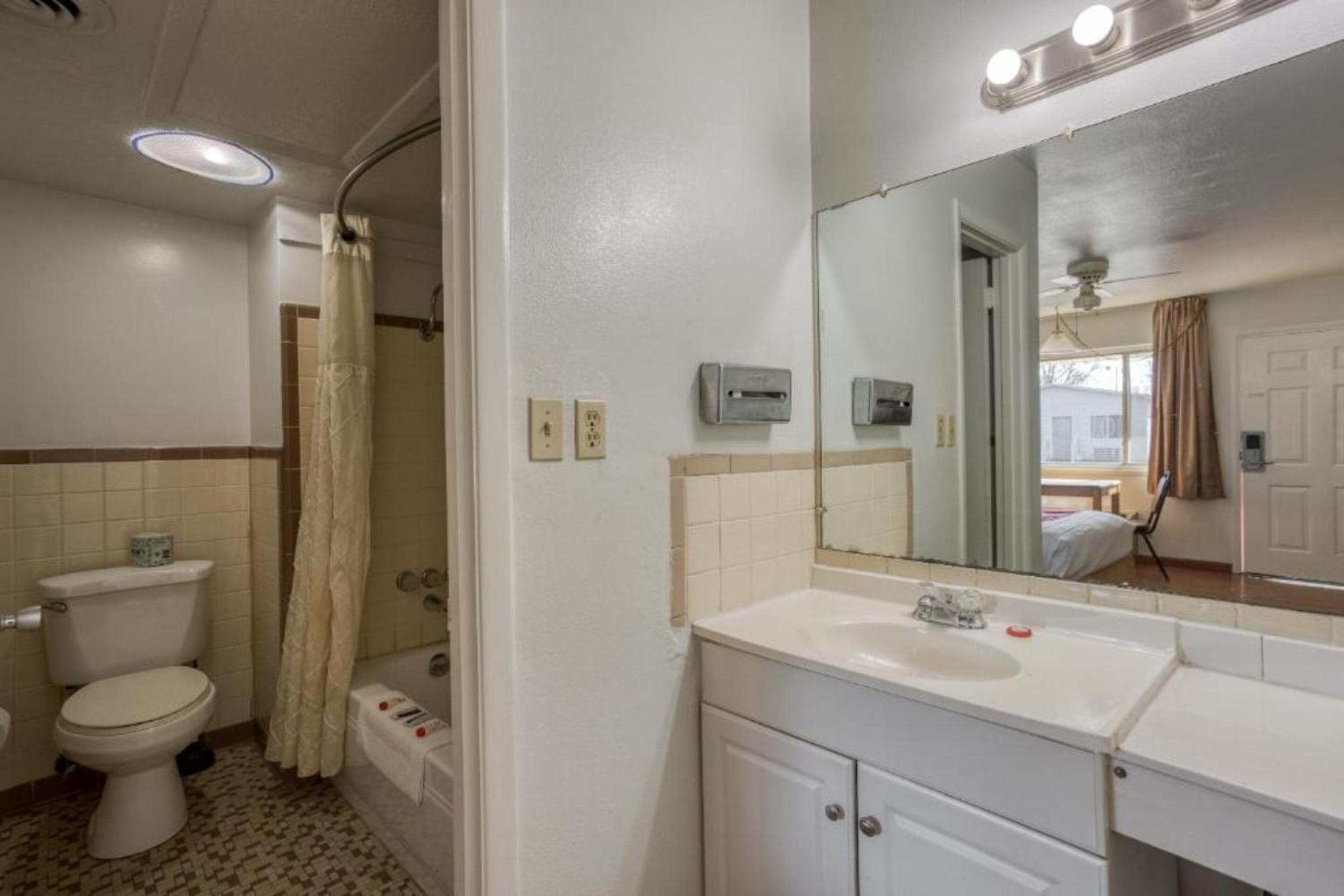غرفة بريميوم بسريرين كوين للمدخنين، Hotel Heber Springs Lakeside 2/2