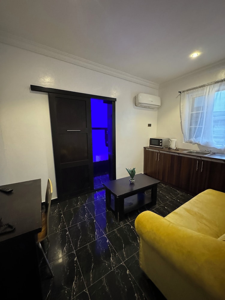 Posh Apartments Metro 38/50