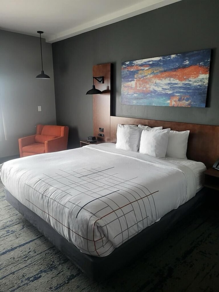 La Quinta Inn & Suites by Wyndham Louisville East 10/45