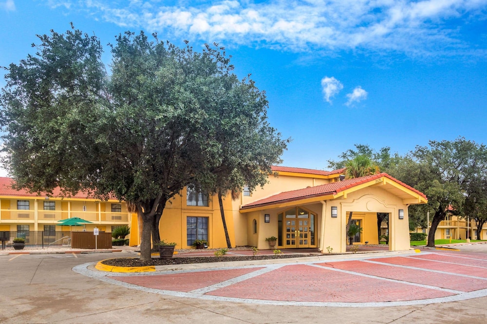 Super 8 by Wyndham Eagle Pass 6/41