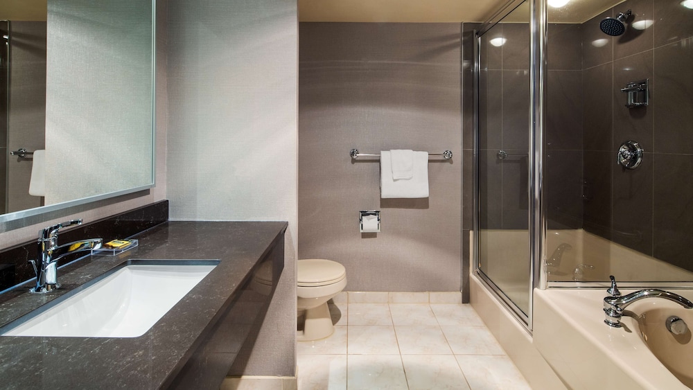 غرفة قياسية ركنية بسرير كوين بحوض جاكوزي، Best Western Plus The Arden Park Hotel 4/4