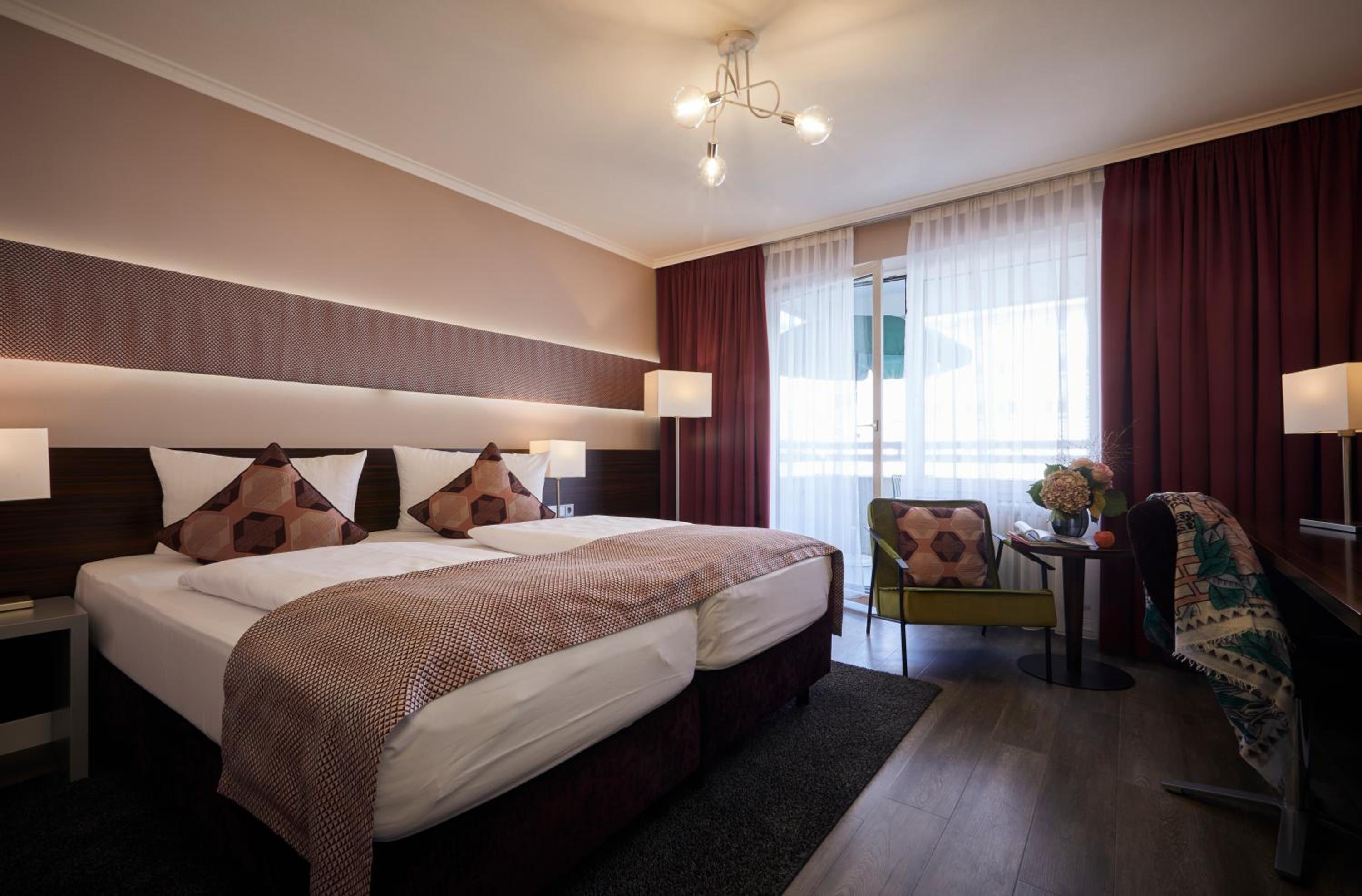 Business, Queen Bed