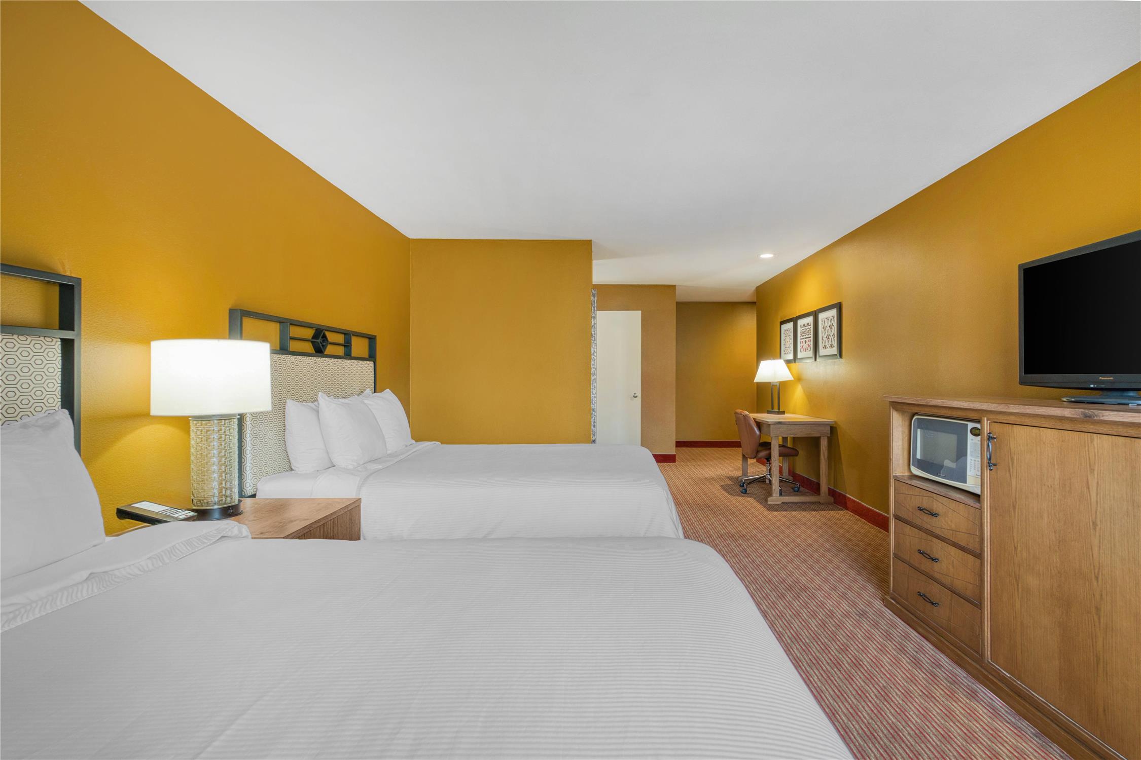 غرفة بسريرين كوين، Surestay Hotel By Best Western Camarillo 3/6