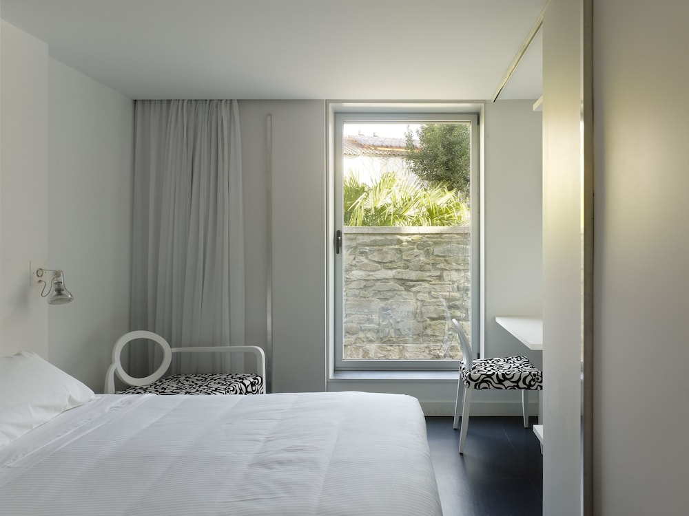 Hotel Moure 10/50
