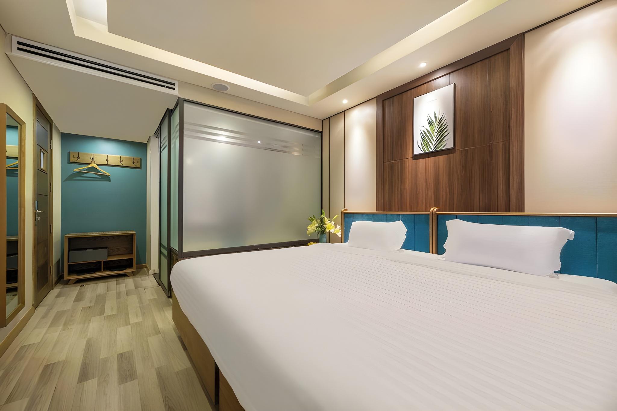 STANDARD, DOUBLE OR TWIN BED, BATHTUB