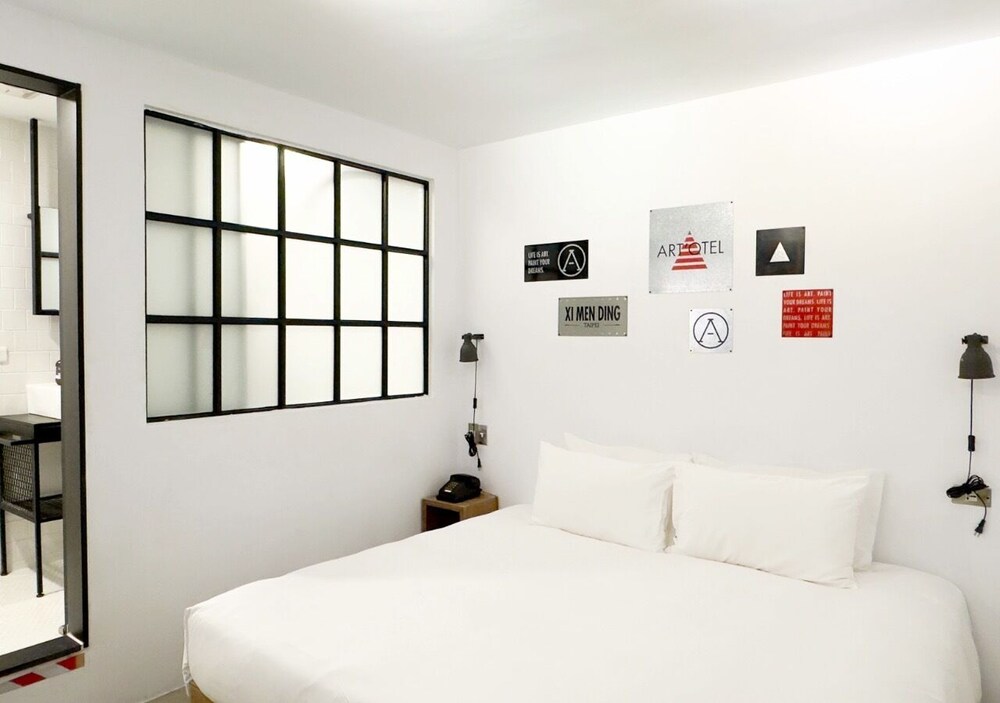 MEDIUM, LOFT, DOUBLE BED, NO WINDOW