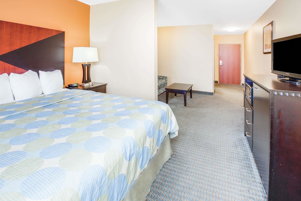 Days Inn & Suites By Wyndham Russellville 9/33