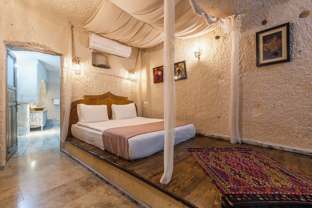 Karlik Cave Suite 16/50