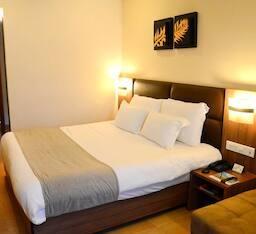 Court, Queen Bed