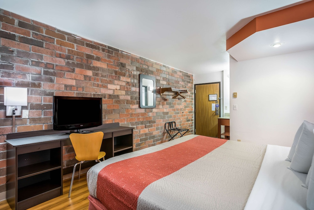 Motel6 Madison, WI - East 16/55