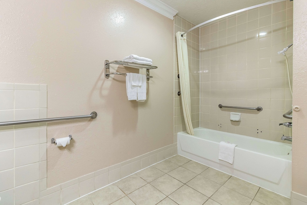 Motel6 Alvin, TX 48/52