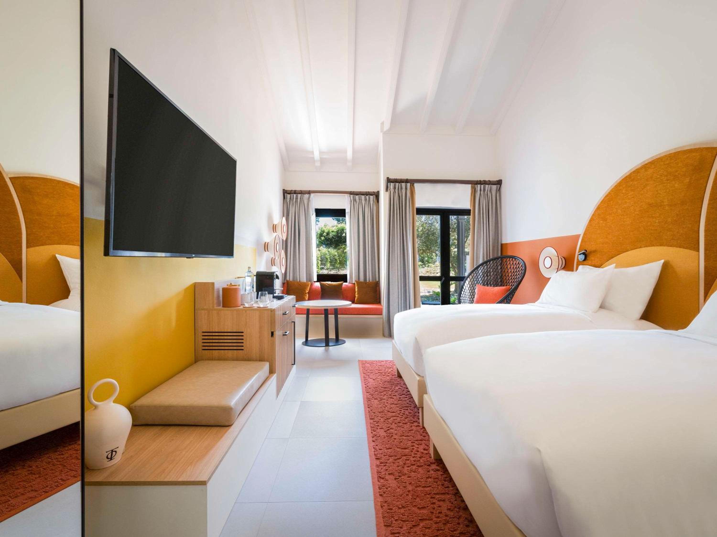 Standard, Single Bed, 2 King Beds