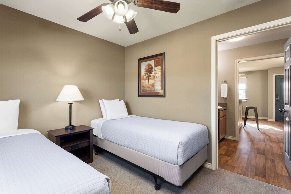 1 Bedroom, Suite, Twin Beds