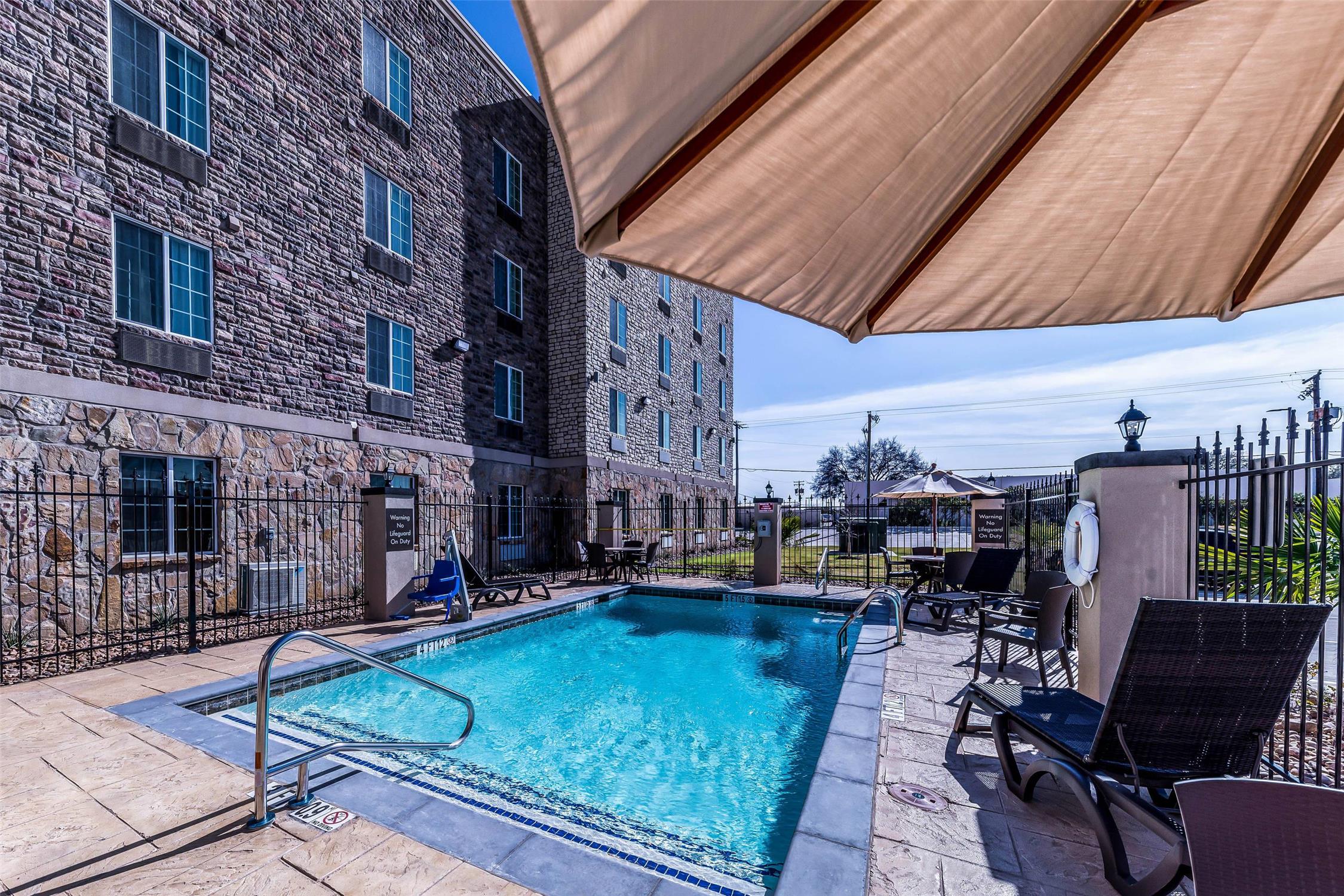 Comfort Suites Grand Prairie Arlington North 25/26